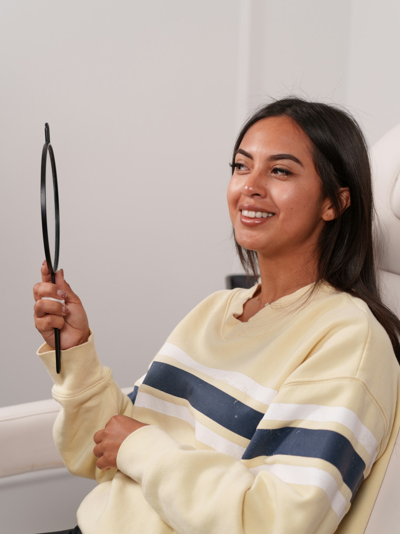 Laura, the customer service assistant for DeluxeYou
